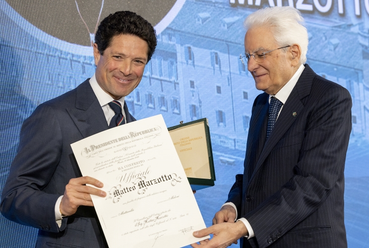 Il Presidente Sergio Mattarella consegna l'onorificenza di Cavaliere Ufficiale dell'OMRI conferita motu proprio a Matteo Marzotto