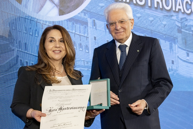 Il Presidente Sergio Mattarella consegna l'onorificenza di Cavaliere Ufficiale dell'OMRI conferita motu proprio a Maria Mastroiacovo