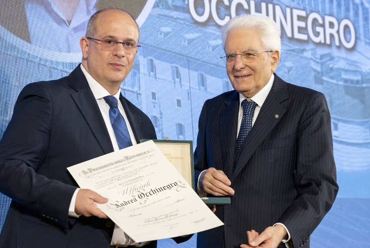 Il Presidente Sergio Mattarella consegna l'onorificenza di Cavaliere Ufficiale dell'OMRI conferita motu proprio a Andrea Occhinegro