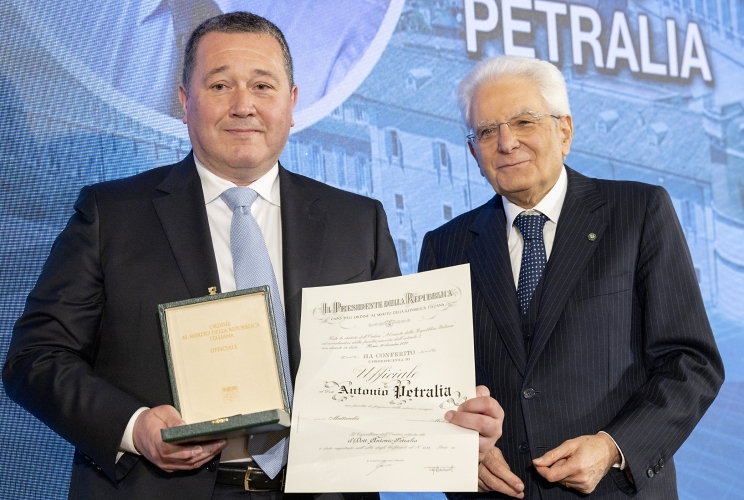 Il Presidente Sergio Mattarella consegna l'onorificenza di Cavaliere Ufficiale dell'OMRI conferita motu proprio a Antonio Petralia