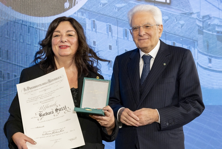 Il Presidente Sergio Mattarella consegna l'onorificenza di Cavaliere Ufficiale dell'OMRI conferita motu proprio a Barbara Suzzi