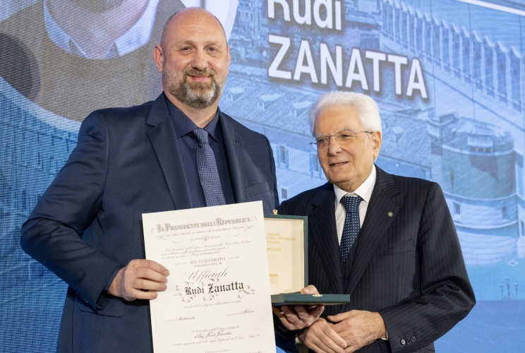 Il Presidente Sergio Mattarella consegna l'onorificenza di Cavaliere Ufficiale dell'OMRI conferita motu proprio a Rudi Zanatta