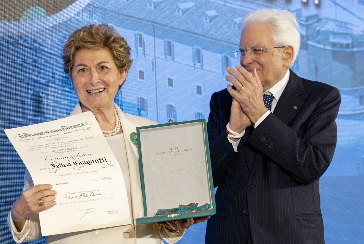 Il Presidente Sergio Mattarella consegna l'onorificenza di Commendatore dell'OMRI conferita motu proprio a Felicia Giagnotti