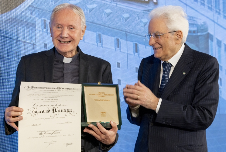 Il Presidente Sergio Mattarella consegna l'onorificenza di Commendatore dell'OMRI conferita motu proprio a Giacomo Panizza