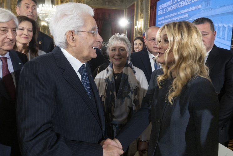 Il Presidente Sergio Mattarella saluta Carolina Crescentini, conduttrice della cerimonia di consegna delle onorificenze dell’Ordine al Merito della Repubblica italiana conferite motu proprio