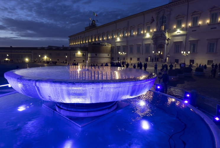 Anche quest'anno la Presidenza della Repubblica ha aderito alla "Giornata Mondiale della Consapevolezza dell'Autismo" istituita dall'Assemblea Generale delle Nazioni Unite.
La Fontana dei Dioscuri, sita al centro della Piazza del Quirinale, è stata illuminata di blu dal tramonto di sabato 1° aprile e lo sarà fino alla mezzanotte di domenica 2 aprile