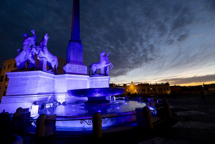 Anche quest'anno la Presidenza della Repubblica ha aderito alla "Giornata Mondiale della Consapevolezza dell'Autismo" istituita dall'Assemblea Generale delle Nazioni Unite.
La Fontana dei Dioscuri, sita al centro della Piazza del Quirinale, è stata illuminata di blu dal tramonto di sabato 1° aprile e lo sarà fino alla mezzanotte di domenica 2 aprile