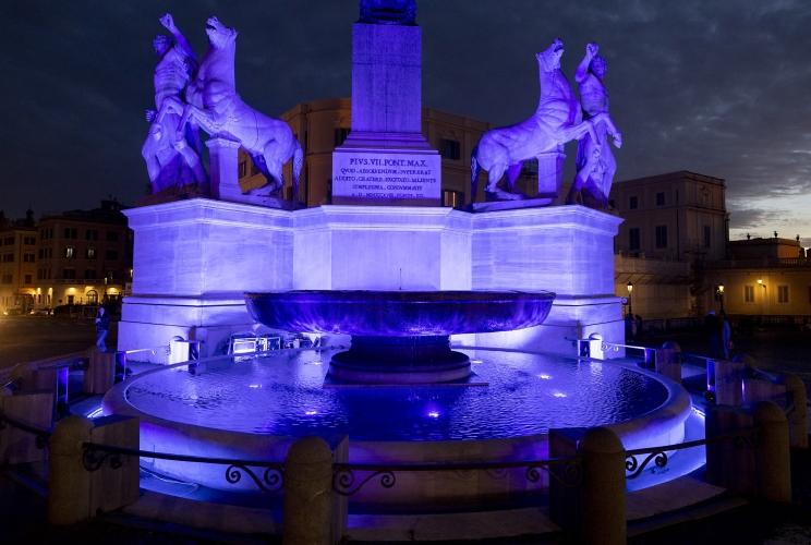Anche quest'anno la Presidenza della Repubblica ha aderito alla "Giornata Mondiale della Consapevolezza dell'Autismo" istituita dall'Assemblea Generale delle Nazioni Unite.
La Fontana dei Dioscuri, sita al centro della Piazza del Quirinale, è stata illuminata di blu dal tramonto di sabato 1° aprile e lo sarà fino alla mezzanotte di domenica 2 aprile