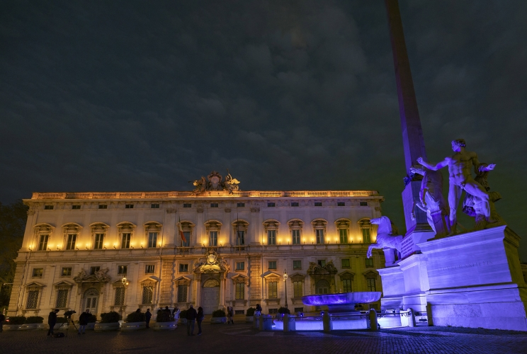 Anche quest'anno la Presidenza della Repubblica ha aderito alla "Giornata Mondiale della Consapevolezza dell'Autismo" istituita dall'Assemblea Generale delle Nazioni Unite.
La Fontana dei Dioscuri, sita al centro della Piazza del Quirinale, è stata illuminata di blu dal tramonto di sabato 1° aprile e lo sarà fino alla mezzanotte di domenica 2 aprile