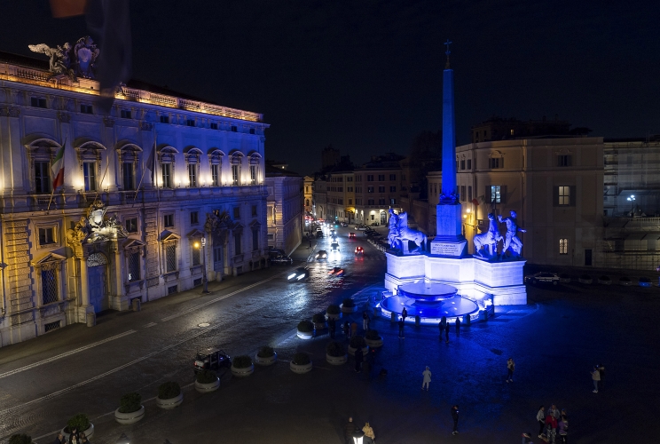 Anche quest'anno la Presidenza della Repubblica ha aderito alla "Giornata Mondiale della Consapevolezza dell'Autismo" istituita dall'Assemblea Generale delle Nazioni Unite.
La Fontana dei Dioscuri, sita al centro della Piazza del Quirinale, è stata illuminata di blu dal tramonto di sabato 1° aprile e lo sarà fino alla mezzanotte di domenica 2 aprile