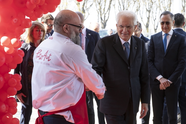Il Presidente della Repubblica Sergio Mattarella a Monza con Nico Acampora, fondatore di PizzAut, in occasione della Giornata mondiale per la consapevolezza sull’autismo
