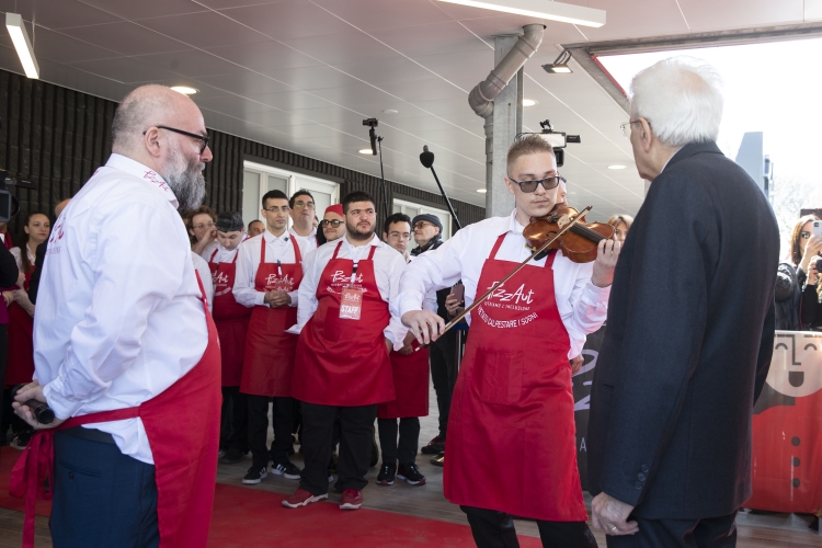 Il Presidente della Repubblica Sergio Mattarella a Monza al nuovo ristorante “PizzAut”, in occasione della Giornata mondiale per la consapevolezza sull’autismo
