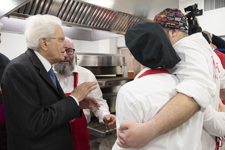Il Presidente della Repubblica Sergio Mattarella visita le cucine del nuovo ristorante “PizzAut”, in occasione della Giornata mondiale per la consapevolezza sull’autismo
