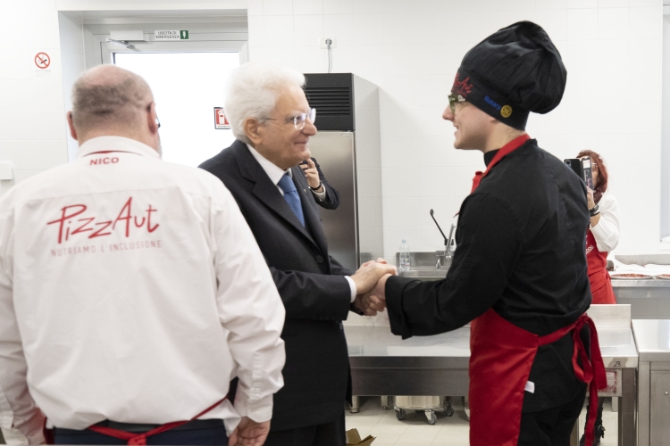 Il Presidente della Repubblica Sergio Mattarella visita le cucine del nuovo ristorante “PizzAut”, in occasione della Giornata mondiale per la consapevolezza sull’autismo
