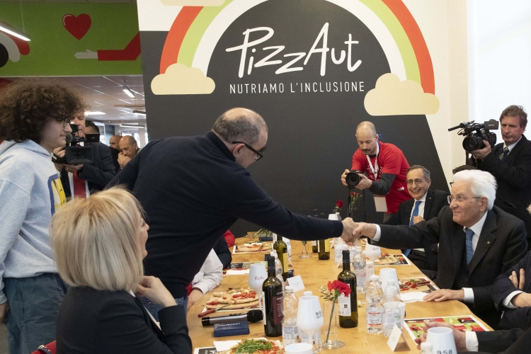 Il Presidente della Repubblica Sergio Mattarella a Monza al nuovo ristorante “PizzAut”,saluta gli ospiti,in occasione della Giornata mondiale per la consapevolezza sull’autismo
