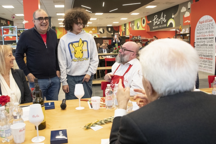 Il Presidente della Repubblica Sergio Mattarella a Monza al nuovo ristorante “PizzAut”,saluta gli ospiti,in occasione della Giornata mondiale per la consapevolezza sull’autismo
