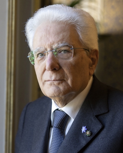 In occasione dell’anniversario del terremoto de L’Aquila, il Presidente della Repubblica, Sergio Mattarella, indossa il “fiore della memoria”, il simbolo che ricorda le vittime del 6 aprile 2009, inviatogli dal sindaco dell’Aquila Pierluigi Biondi