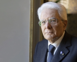 In occasione dell’anniversario del terremoto de L’Aquila, il Presidente della Repubblica, Sergio Mattarella, indossa il “fiore della memoria”, il simbolo che ricorda le vittime del 6 aprile 2009, inviatogli dal sindaco de L’Aquila Pierluigi Biondi