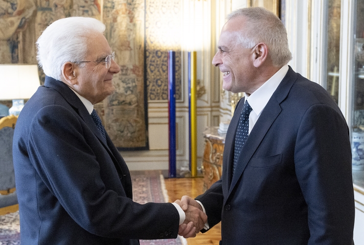 Il Presidente Sergio Mattarella accoglie il Prefetto Lamberto Giannini, Capo della Polizia – Direttore generale della pubblica sicurezza, in occasione del 171° anniversario della sua costituzione
