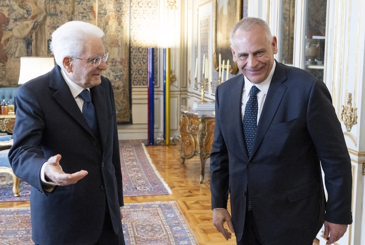 Il Presidente Sergio Mattarella accoglie il Prefetto Lamberto Giannini, Capo della Polizia – Direttore generale della pubblica sicurezza, in occasione del 171° anniversario della sua costituzione