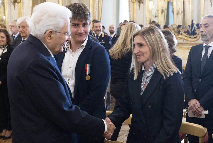 Il Presidente Sergio Mattarella saluta i famigliari dei poliziotti deceduti in servizio e insigniti della medaglia d'oro alla memoria, in occasione del 171° anniversario della sua costituzione