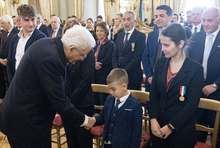 Il Presidente Sergio Mattarella saluta i famigliari dei poliziotti deceduti in servizio e insigniti della medaglia d'oro alla memoria, in occasione del 171° anniversario della sua costituzione