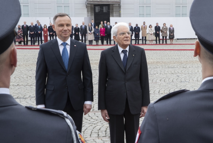 Il Presidente della Repubblica Sergio Mattarella in occasione dell'incontro con il Presidente della Repubblica di Polonia Andrezej Duda, saluta il picchetto d'onore schierato