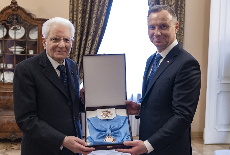 Il Presidente della Repubblica Sergio Mattarella in occasione dello scambio di onorificenze  con il Presidente della Repubblica di Polonia Andrezej Duda