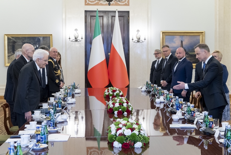  Il Presidente della Repubblica Sergio Mattarella e il Presidente della Repubblica di Polonia Andrezej Duda in occasione dei colloqui allargati alle delegazioni