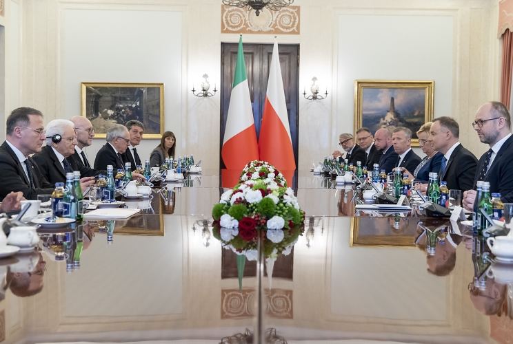 Il Presidente della Repubblica Sergio Mattarella e il Presidente della Repubblica di Polonia Andrezej Duda in occasione dei colloqui allargati alle delegazioni