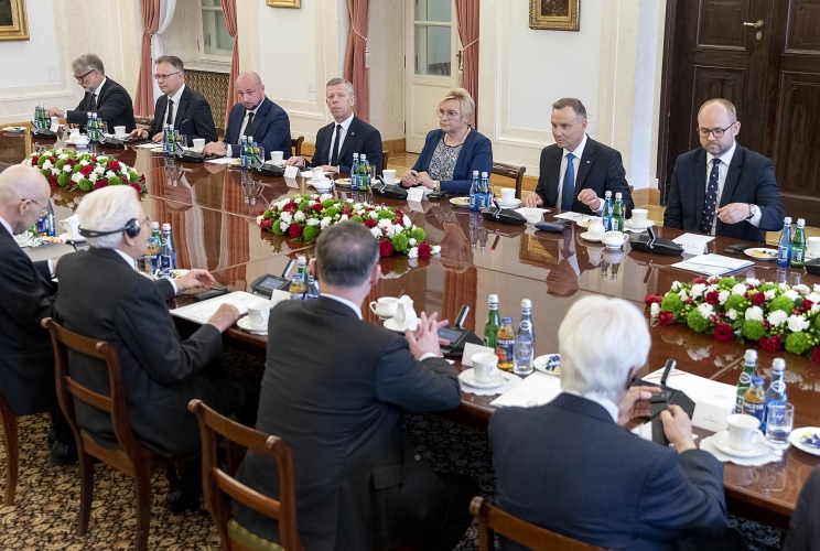 Il Presidente della Repubblica Sergio Mattarella e il Presidente della Repubblica di Polonia Andrezej Duda in occasione dei colloqui allargati alle delegazioni