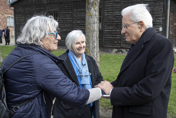  Il Presidente della Repubblica Sergio Mattarella accolto dalle sorelle Bucci,  visita il Museo di Auschwitz - Birkenau, accompagnato dalle sorelle Bucci