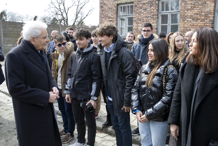  Il Presidente della Repubblica Sergio Mattarella con i ragazzi delle scuole Liceo Scientifico-Classico-Scienze umane Leonardo da Vinci di Terracina (Latina), il Liceo Classico Rinaldini - Ancona e il Liceo G.A. Pujati - Sacile (Pordenone), visita il Museo di Auschwitz - Birkenau