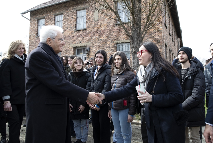 Il Presidente della Repubblica Sergio Mattarella con i ragazzi delle scuole Liceo Scientifico-Classico-Scienze umane Leonardo da Vinci di Terracina (Latina), il Liceo Classico Rinaldini - Ancona e il Liceo G.A. Pujati - Sacile (Pordenone), visita il Museo di Auschwitz - Birkenau