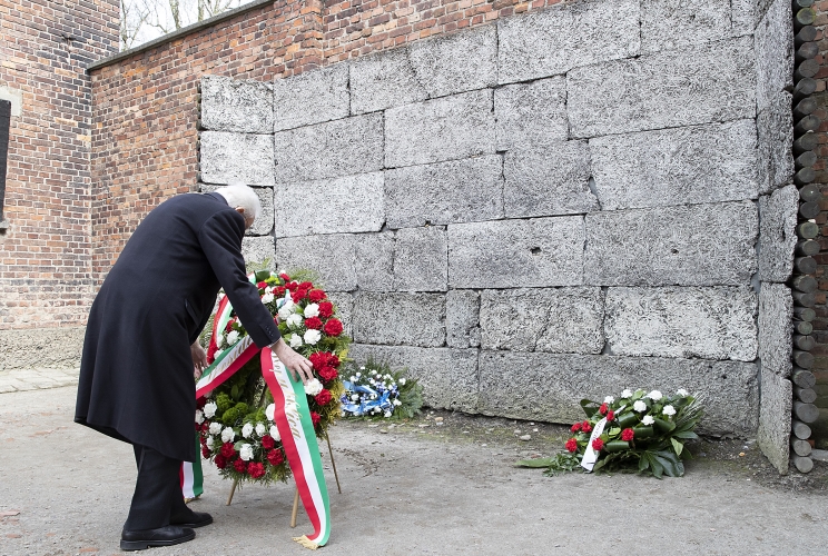  Il Presidente della Repubblica Sergio Mattarella depone una corona presso il muro delle esecuzioni, in occasione della visita al Museo di Auschwitz - Birkenau
