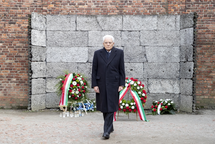  Il Presidente della Repubblica Sergio Mattarella depone una corona presso il muro delle esecuzioni, in occasione della visita al Museo di Auschwitz - Birkenau