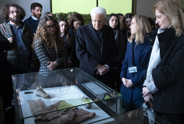 Il Presidente della Repubblica Sergio Mattarella con i ragazzi delle scuole Liceo Scientifico-Classico-Scienze umane Leonardo da Vinci di Terracina (Latina), il Liceo Classico Rinaldini - Ancona e il Liceo G.A. Pujati - Sacile (Pordenone), visita il Museo di Auschwitz - Birkenau
