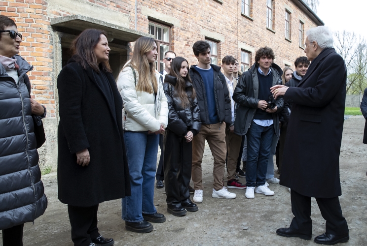  Il Presidente della Repubblica Sergio Mattarella con i ragazzi delle scuole Liceo Scientifico-Classico-Scienze umane Leonardo da Vinci di Terracina (Latina), il Liceo Classico Rinaldini - Ancona e il Liceo G.A. Pujati - Sacile (Pordenone), visita il Museo di Auschwitz - Birkenau