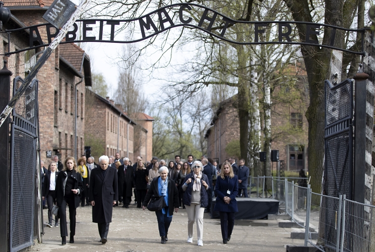 Il Presidente della Repubblica Sergio Mattarella visita il Museo di Auschwitz - Birkenau, accompagnato dalle sorelle Bucci