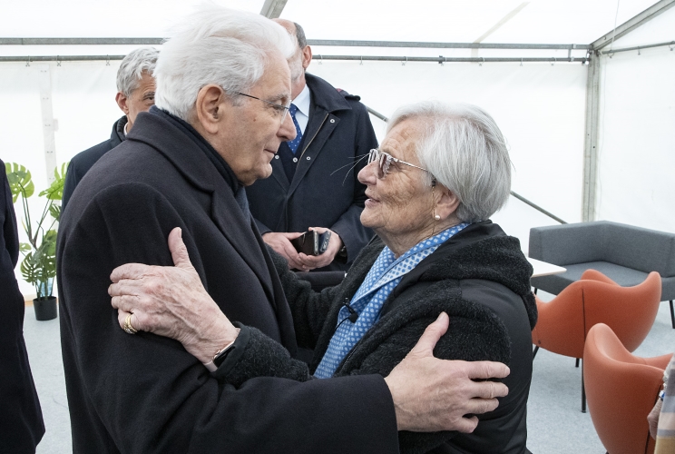 Il Presidente della Repubblica Sergio Mattarella saluta la Sig.ra Bucci