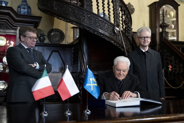 - Il Presidente della Repubblica Sergio Mattarella nel corso della visita al Collegium Maius dell'Università Jagellonica