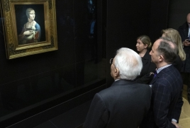 Il Presidente della Repubblica Sergio Mattarella osserva l'opera di Leonardo da Vinci "La Dama con l'ermellino" nel corso della visita il museo Czartoryski