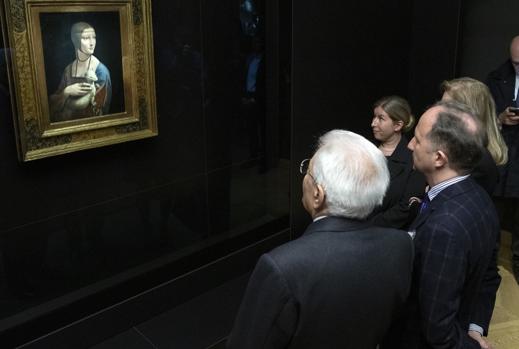 Il Presidente della Repubblica Sergio Mattarella osserva l'opera di Leonardo da Vinci "La Dama con l'ermellino" nel corso della visita il museo Czartoryski
