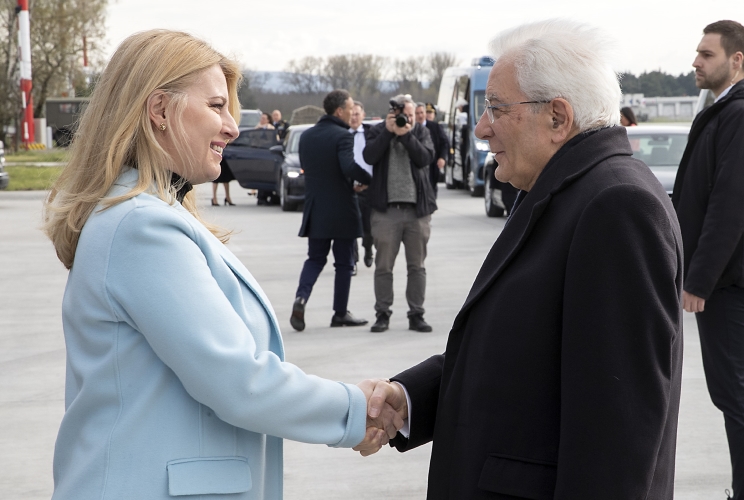  Il Presidente Sergio Mattarella accolto dalla Presidente della Repubblica Slovacca Zuzana Caputova, in occasione della visita alla Base Aerea di Malacky-Kuchyna