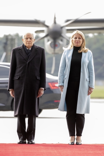 Il Presidente Sergio Mattarella visita la Base Aerea di Malacky-Kuchyna, accompagnato dalla Presidente della Repubblica Slovacca