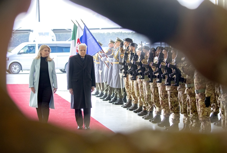 - Il Presidente Sergio Mattarella visita la Base Aerea di Malacky-Kuchyna, accompagnato dalla Presidente della Repubblica Slovacca Zuzana Caputova