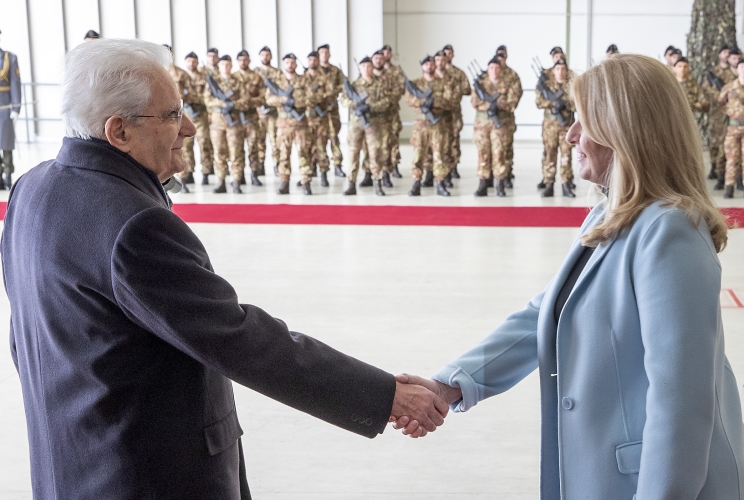 Il Presidente Sergio Mattarella visita la Base Aerea di Malacky-Kuchyna, accompagnato dalla Presidente della Repubblica Slovacca Zuzana Caputova