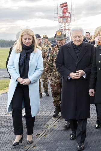 Il Presidente Sergio Mattarella visita la Base Aerea di Malacky-Kuchyna, accompagnato dalla Presidente della Repubblica Slovacca Zuzana Caputova