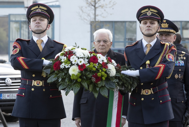  Il Presidente Sergio Mattarella depone una corona al milite ignoto