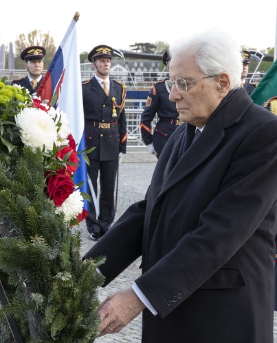 Il Presidente Sergio Mattarella depone una corona al milite ignoto